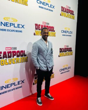 Anthony Mackie Instagram - Got to run into some friends and have a quick #RealSteal reunion! LFG!!! Can’t be more excited about these 2 kickin ass! @vancityreynolds  could get @thehughjackman to be this sexy! 🤣
@marvelstudios  @slevydirect