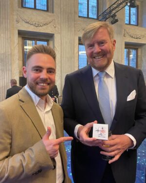 Anton Tymoshenko Instagram - Це король Нідерландів. Подарував йому шматок збитого російського гелікоптера. Сказав, давайте більше зброї і тоді привезу більше сувенірів. 

Він каже мені вже Зеленський подарував шматок танка. Домовились, що треба зробити LEGO набори російської зруйнованої техніки. 

Ох і несеться.