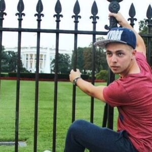 Anton Tymoshenko Instagram - Це я на Work&Travel в США в 2014 році. Поїхав заробляти гроші. Пройшло 10 років, знов їду у штати з точно такою метою: заробити грошей і віддати їх ЗСУ. 

Єдина відмінність цей раз буде ще і Канада і працювати я буду не касиром, тату майстром чи менеджером в готелі (це мої три роботи з 2014), а тим, що вмію краще - стендап. Хоча касир я теж був розйобний. 

Квитки на концерти в США і Канаді в описі профілю.