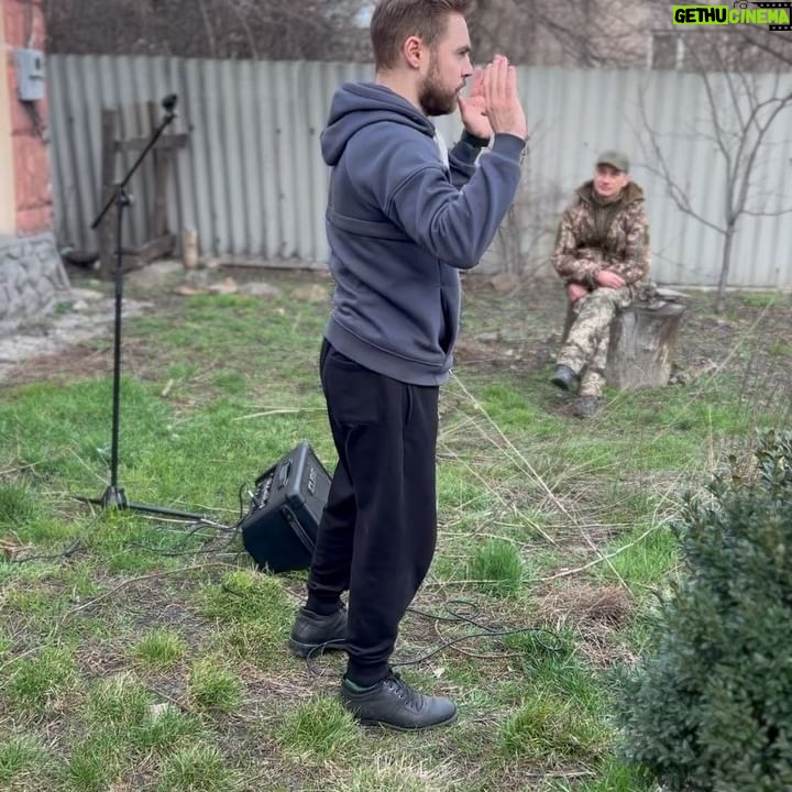 Anton Tymoshenko - 12.7K Likes - Це сміх військових на Донеччині. Найцінніший сміх, який тепер є в мене на телефоні.
Ми виступили 11 разів за три дні нашого туру, організованого @culturaldescent . @thekolya забрав в Дніпрі мене, @by_by_duck , @wtfnastia та повіз «десь під Соледар».
Виступали в різній ступені дальності від нуля, найближче було здаєтсья 6 км, але я не хочу бути інструктором юа, тому одразу скажу, що ризики якщо і були, то такі ж як жити біля росіі. Найбільше запам’ятався виступ у бліндажі, може навіть буде відео. Якби там не було, прикол з «а ти ці жарти в окопі розкажи» вже не працює, бо розказав.
Думок багато. Не знаю, хто кому допоміг більше: ми військовим відволіктись чи вони своїм сміхом та увагою допомогли відчути нашу корисність. Я думав військові будуть більш закриті і дадуть мені лопатку йти копати, а не витрачати їх час. Я помилявся. Нас захищають не просто сильні, а і дуже відкриті люди.
Вже у перший день в Краматорську мені захотілось кричати в усі соцмережі, що ми розслабились. Я знаю, ніхто не забув про війну, але контраст воєнних міст з відносно мирними дуже сильний. Треба більше допомагати. Репостіть збори, робіть донат. Іноді ваш репост може не принести купу грошей, але він покаже людині, яка почала цей збір, що вона не сама. Це допоможе їй не покладати рук.
Окрім того, що наші військові сильні і відкриті, вони ще креативні. Ми бачили декілька цікавих речей, які не можна показати, але це точно могло бути у програмі «Руйнівники міфів». Наші військові максимально ефективні, тому і ти спитай себе чи робиш максимум.
В мене був сеанс психотерапії назначений після цього туру. Я його відмінив. На певний час все стало на свої місця. Там ти знов згадуєш, що дійсно важливо, а що ні. Тому від депресії всім раджу поїздку на Донеччину.
Сподіваюсь накрутив. Для міні-розкруту: бачили у комбрига в кабінеті плейстейшен. Тому якщо у вас є плойка і ви граєте іноді в неї, то не засуджуйте себе занадто.
Плануємо наступну поїздку. #стендап #культурнийфронт