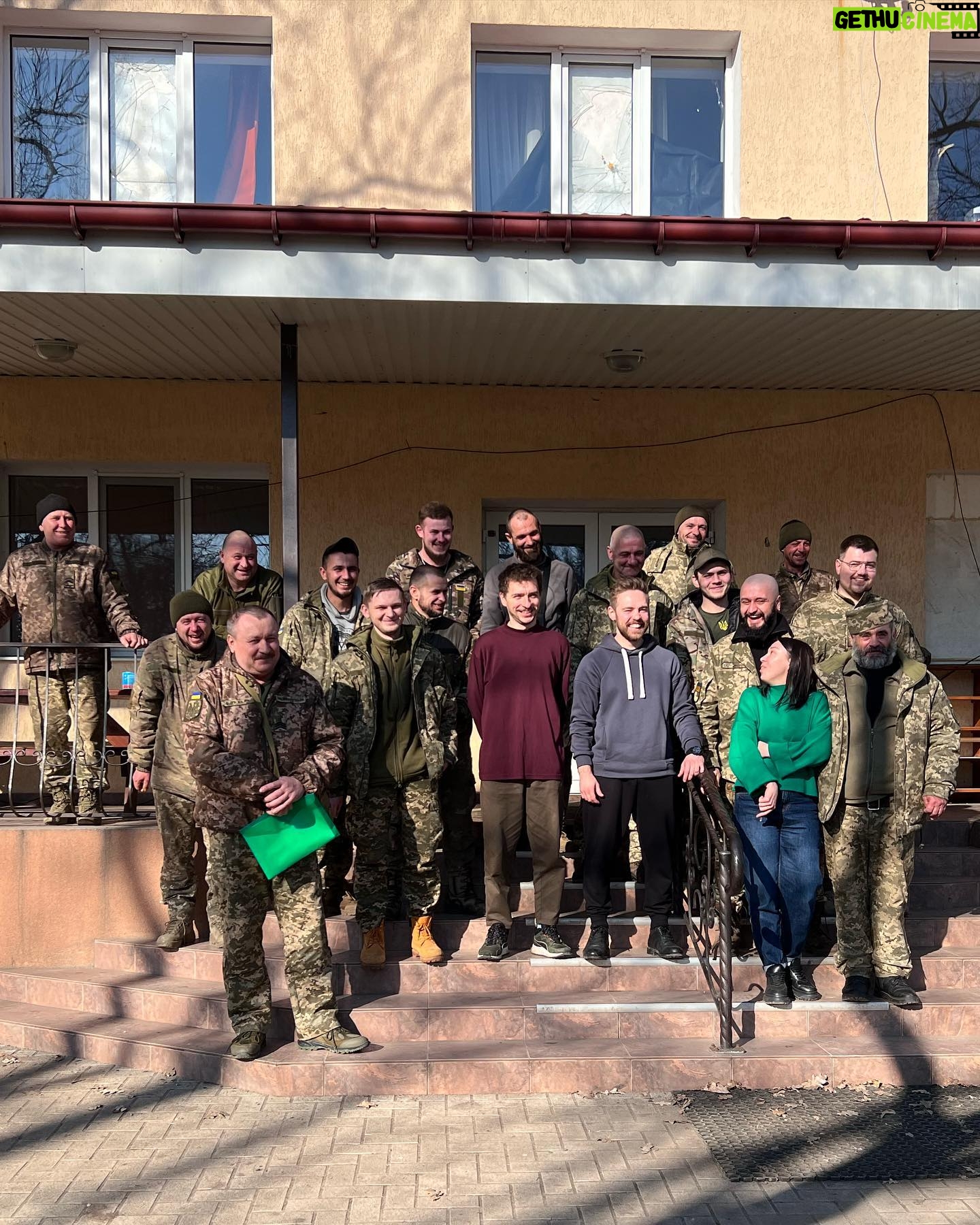 Anton Tymoshenko - 12.7K Likes - Це сміх військових на Донеччині. Найцінніший сміх, який тепер є в мене на телефоні.
Ми виступили 11 разів за три дні нашого туру, організованого @culturaldescent . @thekolya забрав в Дніпрі мене, @by_by_duck , @wtfnastia та повіз «десь під Соледар».
Виступали в різній ступені дальності від нуля, найближче було здаєтсья 6 км, але я не хочу бути інструктором юа, тому одразу скажу, що ризики якщо і були, то такі ж як жити біля росіі. Найбільше запам’ятався виступ у бліндажі, може навіть буде відео. Якби там не було, прикол з «а ти ці жарти в окопі розкажи» вже не працює, бо розказав.
Думок багато. Не знаю, хто кому допоміг більше: ми військовим відволіктись чи вони своїм сміхом та увагою допомогли відчути нашу корисність. Я думав військові будуть більш закриті і дадуть мені лопатку йти копати, а не витрачати їх час. Я помилявся. Нас захищають не просто сильні, а і дуже відкриті люди.
Вже у перший день в Краматорську мені захотілось кричати в усі соцмережі, що ми розслабились. Я знаю, ніхто не забув про війну, але контраст воєнних міст з відносно мирними дуже сильний. Треба більше допомагати. Репостіть збори, робіть донат. Іноді ваш репост може не принести купу грошей, але він покаже людині, яка почала цей збір, що вона не сама. Це допоможе їй не покладати рук.
Окрім того, що наші військові сильні і відкриті, вони ще креативні. Ми бачили декілька цікавих речей, які не можна показати, але це точно могло бути у програмі «Руйнівники міфів». Наші військові максимально ефективні, тому і ти спитай себе чи робиш максимум.
В мене був сеанс психотерапії назначений після цього туру. Я його відмінив. На певний час все стало на свої місця. Там ти знов згадуєш, що дійсно важливо, а що ні. Тому від депресії всім раджу поїздку на Донеччину.
Сподіваюсь накрутив. Для міні-розкруту: бачили у комбрига в кабінеті плейстейшен. Тому якщо у вас є плойка і ви граєте іноді в неї, то не засуджуйте себе занадто.
Плануємо наступну поїздку. #стендап #культурнийфронт
