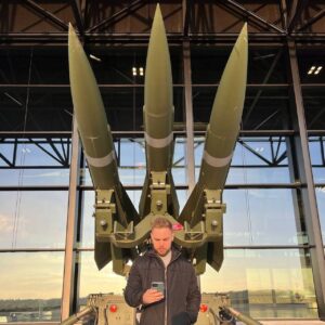 Anton Tymoshenko Instagram - Отже, ми з Підпільним звітуємо за Євротур «На межі». Я не став ухвалювати складне для себе рішення, тому вернувся і привіз донатів.

Під туру було зібрано майже 5,5 млн гривень для Сил безпеки і оборони України, а саме:
 ⁃ на фонд Притули - 3,6 млн 
⁃ на потреби ПКШР 24 прикордонного загону, 124 херсонської бригади ТРО та 3 ОБШР —1,2 млн 
⁃ на такмед — 485 тис на такмед 
- запити окремих бригад — 193800 грн

Всього за тур Україною і Європою концерт «На межі» зібрав 10 000 000  грн. Ого. 

Цей євротур був непростий. Хотілося більше зібрати, тому втиснули багато концертів, але ви додаєте сил. Люди, які в розпал аукціону ідуть за мною в прикол і купують пустий пакет за 100 євро чи олівець, який я вкрав в університеті Вроцлава за 500 злотих. В такі моменти моя зарядка поповнюється, дякую вам. 

Іноді люди питають: «що значить 100% на ЗСУ». Це значить, що ми віддаємо всі кошти, окрім витрат на проїзд, проживання, технічні витрати. Для економії ми часто живемо в українців, які нас приймають замість готелів. Берем не дуже зручні, але дешевші майданчики. Все з метою заробити більше коштів. І я не беру гонорар за євротур. Можливо, я би брав, якби більше не мав де заробити, але на щастя ви купували мій стендап на сайті та іноді замовляєте на корпоратив. 

А ще в цьому євротурі був король, коміки з інших країн, виступи англійською, гарний кіт, стендап в церквах. Хтось скаже в церкві таке не можна, але хіба не церква найкраще місце, щоб зібрати грошей? Але найприємніше - це повернутись додому і знати, що в тебе є дім завдяки ЗСУ.

Дякуємо усім хто був з нами, ходив на концерти, без вас ми ніколи б не зібрали такої суми 🖤

Окрема подяка:
@ibpromotion
@svoii_de
@ooo.yuliia
@linailutkina
@vataha.nl
@zerowaste_traveller
@oxanaki
@uadialogues
@standupfromua