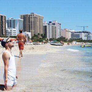 Anton Tymoshenko Instagram - Це я на Work&Travel в США в 2014 році. Поїхав заробляти гроші. Пройшло 10 років, знов їду у штати з точно такою метою: заробити грошей і віддати їх ЗСУ. 

Єдина відмінність цей раз буде ще і Канада і працювати я буду не касиром, тату майстром чи менеджером в готелі (це мої три роботи з 2014), а тим, що вмію краще - стендап. Хоча касир я теж був розйобний. 

Квитки на концерти в США і Канаді в описі профілю.