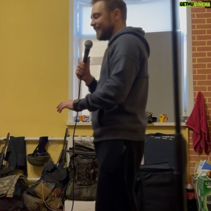 Anton Tymoshenko - 12.7K Likes - Це сміх військових на Донеччині. Найцінніший сміх, який тепер є в мене на телефоні.
Ми виступили 11 разів за три дні нашого туру, організованого @culturaldescent . @thekolya забрав в Дніпрі мене, @by_by_duck , @wtfnastia та повіз «десь під Соледар».
Виступали в різній ступені дальності від нуля, найближче було здаєтсья 6 км, але я не хочу бути інструктором юа, тому одразу скажу, що ризики якщо і були, то такі ж як жити біля росіі. Найбільше запам’ятався виступ у бліндажі, може навіть буде відео. Якби там не було, прикол з «а ти ці жарти в окопі розкажи» вже не працює, бо розказав.
Думок багато. Не знаю, хто кому допоміг більше: ми військовим відволіктись чи вони своїм сміхом та увагою допомогли відчути нашу корисність. Я думав військові будуть більш закриті і дадуть мені лопатку йти копати, а не витрачати їх час. Я помилявся. Нас захищають не просто сильні, а і дуже відкриті люди.
Вже у перший день в Краматорську мені захотілось кричати в усі соцмережі, що ми розслабились. Я знаю, ніхто не забув про війну, але контраст воєнних міст з відносно мирними дуже сильний. Треба більше допомагати. Репостіть збори, робіть донат. Іноді ваш репост може не принести купу грошей, але він покаже людині, яка почала цей збір, що вона не сама. Це допоможе їй не покладати рук.
Окрім того, що наші військові сильні і відкриті, вони ще креативні. Ми бачили декілька цікавих речей, які не можна показати, але це точно могло бути у програмі «Руйнівники міфів». Наші військові максимально ефективні, тому і ти спитай себе чи робиш максимум.
В мене був сеанс психотерапії назначений після цього туру. Я його відмінив. На певний час все стало на свої місця. Там ти знов згадуєш, що дійсно важливо, а що ні. Тому від депресії всім раджу поїздку на Донеччину.
Сподіваюсь накрутив. Для міні-розкруту: бачили у комбрига в кабінеті плейстейшен. Тому якщо у вас є плойка і ви граєте іноді в неї, то не засуджуйте себе занадто.
Плануємо наступну поїздку. #стендап #культурнийфронт