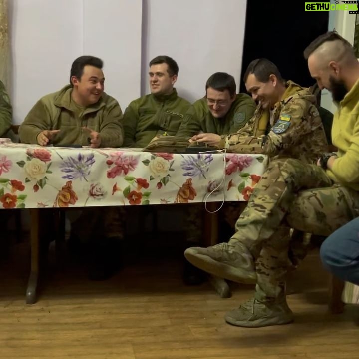 Anton Tymoshenko - 12.7K Likes - Це сміх військових на Донеччині. Найцінніший сміх, який тепер є в мене на телефоні.
Ми виступили 11 разів за три дні нашого туру, організованого @culturaldescent . @thekolya забрав в Дніпрі мене, @by_by_duck , @wtfnastia та повіз «десь під Соледар».
Виступали в різній ступені дальності від нуля, найближче було здаєтсья 6 км, але я не хочу бути інструктором юа, тому одразу скажу, що ризики якщо і були, то такі ж як жити біля росіі. Найбільше запам’ятався виступ у бліндажі, може навіть буде відео. Якби там не було, прикол з «а ти ці жарти в окопі розкажи» вже не працює, бо розказав.
Думок багато. Не знаю, хто кому допоміг більше: ми військовим відволіктись чи вони своїм сміхом та увагою допомогли відчути нашу корисність. Я думав військові будуть більш закриті і дадуть мені лопатку йти копати, а не витрачати їх час. Я помилявся. Нас захищають не просто сильні, а і дуже відкриті люди.
Вже у перший день в Краматорську мені захотілось кричати в усі соцмережі, що ми розслабились. Я знаю, ніхто не забув про війну, але контраст воєнних міст з відносно мирними дуже сильний. Треба більше допомагати. Репостіть збори, робіть донат. Іноді ваш репост може не принести купу грошей, але він покаже людині, яка почала цей збір, що вона не сама. Це допоможе їй не покладати рук.
Окрім того, що наші військові сильні і відкриті, вони ще креативні. Ми бачили декілька цікавих речей, які не можна показати, але це точно могло бути у програмі «Руйнівники міфів». Наші військові максимально ефективні, тому і ти спитай себе чи робиш максимум.
В мене був сеанс психотерапії назначений після цього туру. Я його відмінив. На певний час все стало на свої місця. Там ти знов згадуєш, що дійсно важливо, а що ні. Тому від депресії всім раджу поїздку на Донеччину.
Сподіваюсь накрутив. Для міні-розкруту: бачили у комбрига в кабінеті плейстейшен. Тому якщо у вас є плойка і ви граєте іноді в неї, то не засуджуйте себе занадто.
Плануємо наступну поїздку. #стендап #культурнийфронт
