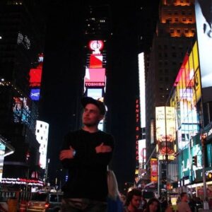 Anton Tymoshenko Instagram - Це я на Work&Travel в США в 2014 році. Поїхав заробляти гроші. Пройшло 10 років, знов їду у штати з точно такою метою: заробити грошей і віддати їх ЗСУ. 

Єдина відмінність цей раз буде ще і Канада і працювати я буду не касиром, тату майстром чи менеджером в готелі (це мої три роботи з 2014), а тим, що вмію краще - стендап. Хоча касир я теж був розйобний. 

Квитки на концерти в США і Канаді в описі профілю.