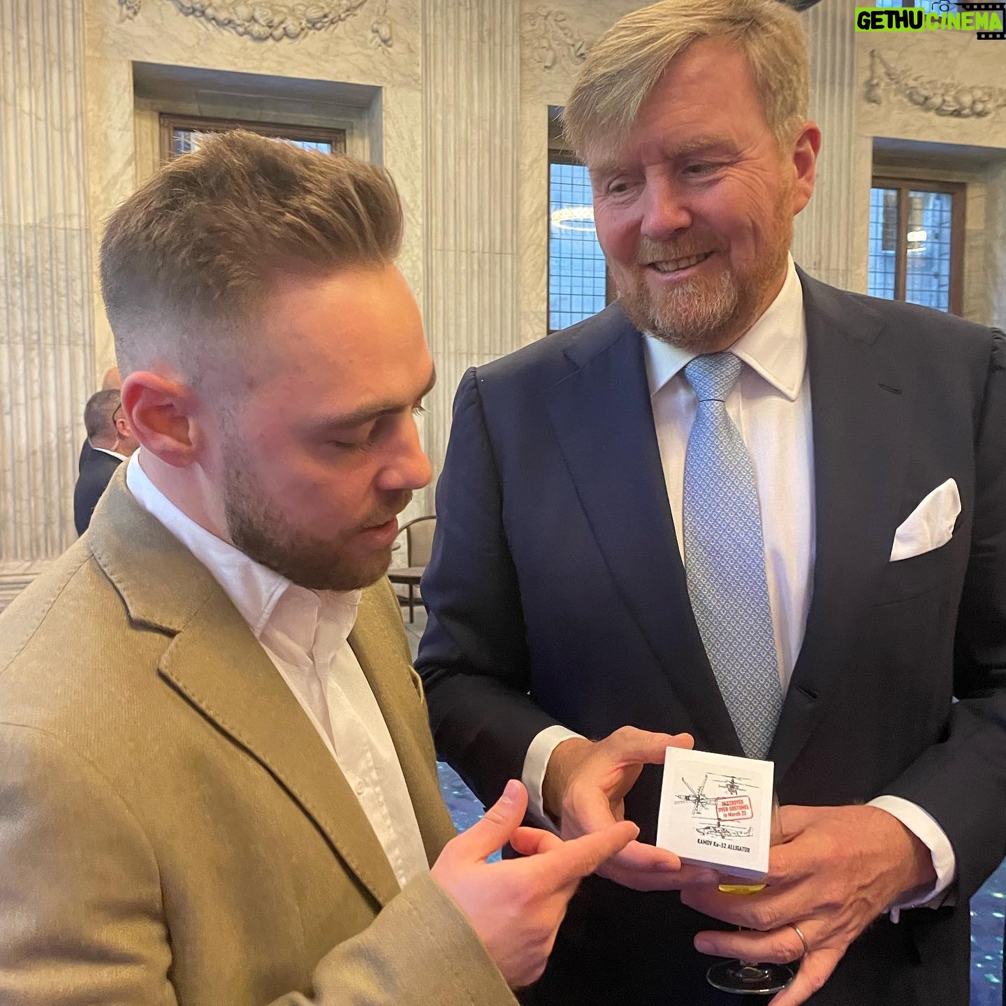 Anton Tymoshenko - 8.6K Likes - Отже, ми з Підпільним звітуємо за Євротур «На межі». Я не став ухвалювати складне для себе рішення, тому вернувся і привіз донатів.
Під туру було зібрано майже 5,5 млн гривень для Сил безпеки і оборони України, а саме:
⁃ на фонд Притули - 3,6 млн
⁃ на потреби ПКШР 24 прикордонного загону, 124 херсонської бригади ТРО та 3 ОБШР —1,2 млн
⁃ на такмед — 485 тис на такмед
- запити окремих бригад — 193800 грн
Всього за тур Україною і Європою концерт «На межі» зібрав 10 000 000 грн. Ого.
Цей євротур був непростий. Хотілося більше зібрати, тому втиснули багато концертів, але ви додаєте сил. Люди, які в розпал аукціону ідуть за мною в прикол і купують пустий пакет за 100 євро чи олівець, який я вкрав в університеті Вроцлава за 500 злотих. В такі моменти моя зарядка поповнюється, дякую вам.
Іноді люди питають: «що значить 100% на ЗСУ». Це значить, що ми віддаємо всі кошти, окрім витрат на проїзд, проживання, технічні витрати. Для економії ми часто живемо в українців, які нас приймають замість готелів. Берем не дуже зручні, але дешевші майданчики. Все з метою заробити більше коштів. І я не беру гонорар за євротур. Можливо, я би брав, якби більше не мав де заробити, але на щастя ви купували мій стендап на сайті та іноді замовляєте на корпоратив.
А ще в цьому євротурі був король, коміки з інших країн, виступи англійською, гарний кіт, стендап в церквах. Хтось скаже в церкві таке не можна, але хіба не церква найкраще місце, щоб зібрати грошей? Але найприємніше - це повернутись додому і знати, що в тебе є дім завдяки ЗСУ.
Дякуємо усім хто був з нами, ходив на концерти, без вас ми ніколи б не зібрали такої суми 🖤
Окрема подяка:
@ibpromotion
@svoii_de
@ooo.yuliia
@linailutkina
@vataha.nl
@zerowaste_traveller
@oxanaki
@uadialogues
@standupfromua