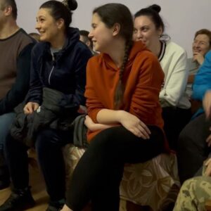 Anton Tymoshenko Instagram - Це сміх військових на Донеччині. Найцінніший сміх, який тепер є в мене на телефоні. 

Ми виступили 11 разів за три дні нашого туру, організованого @culturaldescent . @thekolya забрав в Дніпрі мене, @by_by_duck , @wtfnastia  та повіз «десь під Соледар». 

Виступали в різній ступені дальності від нуля, найближче було здаєтсья 6 км, але я не хочу бути інструктором юа, тому одразу скажу, що ризики якщо і були, то такі ж як жити біля росіі. Найбільше запам’ятався виступ у бліндажі, може навіть буде відео. Якби там не було, прикол з «а ти ці жарти в окопі розкажи» вже не працює, бо розказав. 

Думок багато. Не знаю, хто кому допоміг більше: ми військовим відволіктись чи вони своїм сміхом та увагою допомогли відчути нашу  корисність. Я думав військові будуть більш закриті і дадуть мені лопатку йти копати, а не витрачати їх час. Я помилявся. Нас захищають не просто сильні, а і дуже відкриті люди. 

Вже у перший день в Краматорську мені захотілось кричати в усі соцмережі, що ми розслабились. Я знаю, ніхто не забув про війну, але контраст воєнних міст з відносно мирними дуже сильний. Треба більше допомагати. Репостіть збори, робіть донат. Іноді ваш репост може не принести купу грошей, але він покаже людині, яка почала цей збір, що вона не сама. Це допоможе їй не покладати рук. 

Окрім того, що наші військові сильні і відкриті, вони ще креативні. Ми бачили декілька  цікавих речей, які не можна показати, але це точно могло бути у програмі «Руйнівники міфів». Наші військові максимально ефективні, тому і  ти спитай себе чи робиш максимум. 

В мене був сеанс психотерапії назначений після цього туру. Я його відмінив. На певний час все стало на свої місця. Там ти знов згадуєш, що дійсно важливо, а що ні. Тому від депресії всім раджу поїздку на Донеччину. 

Сподіваюсь накрутив. Для міні-розкруту: бачили у комбрига в кабінеті плейстейшен. Тому якщо у вас є плойка і ви граєте іноді в неї, то не засуджуйте себе занадто. 

Плануємо наступну поїздку. #стендап #культурнийфронт