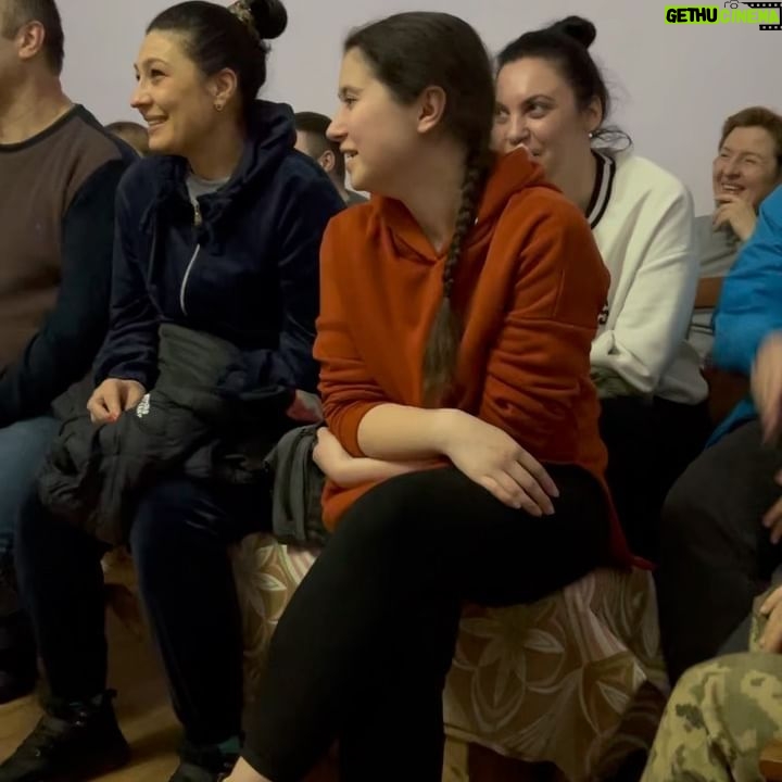 Anton Tymoshenko - 12.7K Likes - Це сміх військових на Донеччині. Найцінніший сміх, який тепер є в мене на телефоні.
Ми виступили 11 разів за три дні нашого туру, організованого @culturaldescent . @thekolya забрав в Дніпрі мене, @by_by_duck , @wtfnastia та повіз «десь під Соледар».
Виступали в різній ступені дальності від нуля, найближче було здаєтсья 6 км, але я не хочу бути інструктором юа, тому одразу скажу, що ризики якщо і були, то такі ж як жити біля росіі. Найбільше запам’ятався виступ у бліндажі, може навіть буде відео. Якби там не було, прикол з «а ти ці жарти в окопі розкажи» вже не працює, бо розказав.
Думок багато. Не знаю, хто кому допоміг більше: ми військовим відволіктись чи вони своїм сміхом та увагою допомогли відчути нашу корисність. Я думав військові будуть більш закриті і дадуть мені лопатку йти копати, а не витрачати їх час. Я помилявся. Нас захищають не просто сильні, а і дуже відкриті люди.
Вже у перший день в Краматорську мені захотілось кричати в усі соцмережі, що ми розслабились. Я знаю, ніхто не забув про війну, але контраст воєнних міст з відносно мирними дуже сильний. Треба більше допомагати. Репостіть збори, робіть донат. Іноді ваш репост може не принести купу грошей, але він покаже людині, яка почала цей збір, що вона не сама. Це допоможе їй не покладати рук.
Окрім того, що наші військові сильні і відкриті, вони ще креативні. Ми бачили декілька цікавих речей, які не можна показати, але це точно могло бути у програмі «Руйнівники міфів». Наші військові максимально ефективні, тому і ти спитай себе чи робиш максимум.
В мене був сеанс психотерапії назначений після цього туру. Я його відмінив. На певний час все стало на свої місця. Там ти знов згадуєш, що дійсно важливо, а що ні. Тому від депресії всім раджу поїздку на Донеччину.
Сподіваюсь накрутив. Для міні-розкруту: бачили у комбрига в кабінеті плейстейшен. Тому якщо у вас є плойка і ви граєте іноді в неї, то не засуджуйте себе занадто.
Плануємо наступну поїздку. #стендап #культурнийфронт