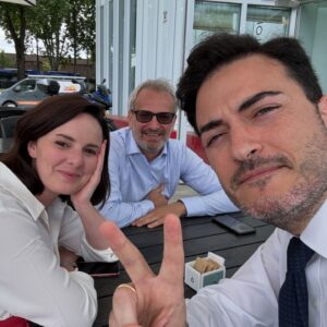 Antonino Monteleone Instagram - NON HO DIFFAMATO NESSUNO
CANCELLATA IN APPELLO LA MIA CONDANNA

In questa foto, con due ottimi avvocati, Stefano Toniolo e Susanna Gallazzi, festeggiamo una bella notizia dopo l’Appello contro una condanna che, evidentemente, non doveva essere pronunciata.

Nel 2022 questa condanna che ritenevo ingiusta, non solo nel merito, mi ha fatto molto soffrire.
Tutte le persone che mi vogliono bene sanno l’impatto che ha avuto su di me e sulla mia voglia di fare il lavoro che amo.
Due anni dopo un collegio l’ha cancellata. Confidavo in questa decisione e posso dire di avere avuto Giustizia, per ora. 
Per cui adesso, contro tutti quelli che avevano pensato di approfittarne per delegittimare il mio lavoro su una storia delicatissima come è l’inchiesta giornalistica sulla morte di David Rossi lo posso dire ad alta voce: NON HO DIFFAMATO NESSUNO. 

Ho semplicemente fatto il mio lavoro.
E continuerò a farlo!

Gradirei che a questa notizia, giornali e commentatori improvvisati, dedicassero equivalente spazio come avvenne in seguito alla condanna. 

@redazioneiene 
@martinez_novebaci