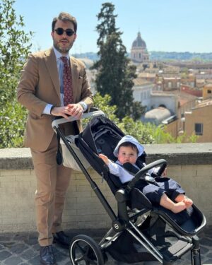 Antonino Monteleone Instagram - la parte più bella di me compie un anno 😍

scorri fino alla fine questo carosello da DILF LIFE 😂 per capire perché dicono che mi somigli un po’ 😇😎

Auguri Edoardo amore mio 😍