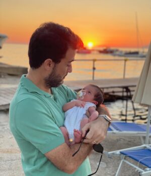 Antonino Monteleone Instagram - C’è un verso di una canzone “da giovani” che fa:
«non so più dove finisco io e cominci tu!»
Parla d’altro, certamente, ma descrive quello che provo.

Piccolo Edoardo il tuo è un papà imperfetto, ma colmo d’amore.
Per me è tutto assai difficile e lo capirai presto. 
Ma ce la metto tutta, non saprai mai quanto!

Amore di papà 👶🏻❤️

Auguri a tutti i papà! 💙