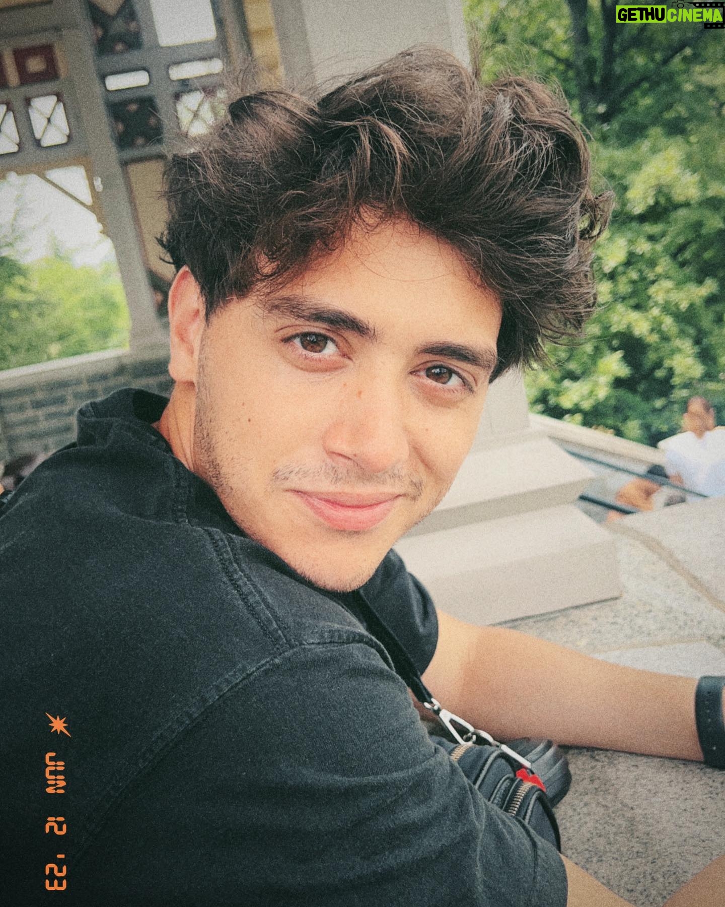 Antonio Cipriano - 9.4K Likes - a short story
based on true events
slide one: hello?
slide two: hey
slide three: hi..?
slide four: hi
slide five: hey :)
slide six: beautiful day
slide seven: you right 😌
fin