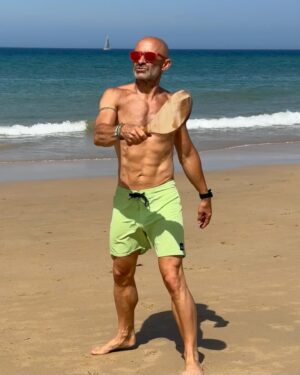 Antonio Lobato Instagram - Ya no llego a tiempo para los Juegos de París, pero en Los Angeles 2028, si las palas de playa son deporte olímpico y hay cerveza, yo me apunto 😎🥇🎾 #cadiz #elpalmar #playa #beach