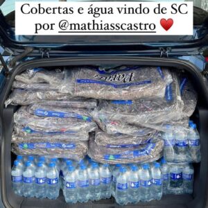 Antonio Villeroy Instagram - @andre.villeroy montou uma base, abriu uma conta pix para receber doações em espécie e reuniu uma equipe incrível com cerca de 30 pessoas, que vão desde quem recebe a faz a triagem das doações e materiais comprados com os valores recebidos por PIX, cozinheiros, pessoal que monta as marmitas, galera que faz a distribuição nos abrigos, e pessoas que estão na linha de frente realizando o resgates das vítimas da enchente.

Eles distribuem cerca de 1.000 marmitas por dia, e também colchões, cobertores, roupas, toalhas, material de higiene, produtos de limpeza, fraldas geriátricas e infantis, além de combustível, coletes salva vidas e lanternas de cabeça para as equipes de socorro, entre outros ítens que se fazem urgentes nesse momento tão difícil porque passa o RS.

Tudo isso vem sendo realizado com total transparência, com toda a prestação de contas planilhada e com as notas correspondentes. Portanto é um grupo 100% confiável que trabalha com pró atividade , muito amor, energia, garra e disposição.

Quem quiser conferir o trabalho voluntário gigantesco que essa equipe está realizando, entre na página do André para ver mais fotos e vídeos que testemunham todo esse esforço que eles vem empreendendo.

Há outras equipes, que mencionarei em breve, com ações semelhantes, pessoas também de outros estados, enviando caminhões com suprimentos e principalmente, água. O Brasil inteiro está se unindo.

Aqui em Portugal, iremos realizar um show coletivo beneficente no dia 19, para arrecadar fundos e há também uma equipe se organizando com o consulado para enviar 6 toneladas de itens necessários.

Faça sua parte, doe de acordo com suas possibilidades e ajude a divulgar todas as ações sérias que vem sendo realizadas, bem como os abrigos e locais de recebimento de doações.

Evitem discussões desnecessárias e não compartilhem fake news. É preciso manter o bom senso, o equilíbrio, e a saúde física, mental e emocional.

Em frente! Em breve sairemos dessa!!!