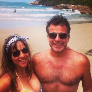 Antonio Villeroy Instagram - Essas fotos traduzem muito do que somos. Sempre namorados. Ambos gostamos da vida em natureza, de plantar nossos alimentos, de aprender e nos renovarmos constantemente.

E, para isso, também contamos com nossas princesas, Luísa e Antonella.

Feliz dia, @pamelabitencourt_terapeuta .