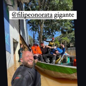 Antonio Villeroy Instagram - @andre.villeroy montou uma base, abriu uma conta pix para receber doações em espécie e reuniu uma equipe incrível com cerca de 30 pessoas, que vão desde quem recebe a faz a triagem das doações e materiais comprados com os valores recebidos por PIX, cozinheiros, pessoal que monta as marmitas, galera que faz a distribuição nos abrigos, e pessoas que estão na linha de frente realizando o resgates das vítimas da enchente.

Eles distribuem cerca de 1.000 marmitas por dia, e também colchões, cobertores, roupas, toalhas, material de higiene, produtos de limpeza, fraldas geriátricas e infantis, além de combustível, coletes salva vidas e lanternas de cabeça para as equipes de socorro, entre outros ítens que se fazem urgentes nesse momento tão difícil porque passa o RS.

Tudo isso vem sendo realizado com total transparência, com toda a prestação de contas planilhada e com as notas correspondentes. Portanto é um grupo 100% confiável que trabalha com pró atividade , muito amor, energia, garra e disposição.

Quem quiser conferir o trabalho voluntário gigantesco que essa equipe está realizando, entre na página do André para ver mais fotos e vídeos que testemunham todo esse esforço que eles vem empreendendo.

Há outras equipes, que mencionarei em breve, com ações semelhantes, pessoas também de outros estados, enviando caminhões com suprimentos e principalmente, água. O Brasil inteiro está se unindo.

Aqui em Portugal, iremos realizar um show coletivo beneficente no dia 19, para arrecadar fundos e há também uma equipe se organizando com o consulado para enviar 6 toneladas de itens necessários.

Faça sua parte, doe de acordo com suas possibilidades e ajude a divulgar todas as ações sérias que vem sendo realizadas, bem como os abrigos e locais de recebimento de doações.

Evitem discussões desnecessárias e não compartilhem fake news. É preciso manter o bom senso, o equilíbrio, e a saúde física, mental e emocional.

Em frente! Em breve sairemos dessa!!!