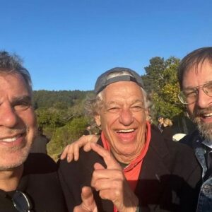 Antonio Villeroy Instagram - Ayrton dos Anjos, querido amigo, com essa linda energia, um dos maiores produtores de disco do Brasil, com mais de 500 álbuns, responsável pelo começo da carreira de Elis Regina, que lhe deu o apelido de Patinete, porque deslizava no salão quando dançavam.

Realizamos muitas coisas, as mais importantes foram os 2 discos do Projeto Juntos, com @bebeto.alves , @gelson_oliveira_oficial e @nelsoncoelhodecastro (1998 e 2001) , e uma turnê pela Europa, com esse projeto em 2002. 

Também produzimos um disco chamado Gaúchos em Sanary, que saiu pelo meu selo, PIC Music, com artistas do RS que participaram daquele festival nas edições de 1998 e 1999.

Ayrton estava sempre inventando coisas, reunindo artistas, foi uma pessoa importantíssima para a cultura brasileira, especialmente o que foi realizado no Sul do Brasil desde os anos 1960.

Era um amigo fiel. E divertidíssimo. Uma festa com Patinete era certeza de uma casa cheia de alegria.

Eu o chamava de Tio Patinas.

Ontem por volta das 13:00 (em Portugal), senti uma tristeza inexplicável. Tio Patinas estava embarcando para uma viagem galática. Foi partilhar sua alegria em outras esferas.

Não choro mais a perda de meus amigos. Já desidratei. Fica uma enorme saudade. Mas também uma gigantesca gratidão e a certeza de que Ayrton cumpriu suas missões aqui.

A primeira e a terceira fotos são de @chicomarshall que aparece na 3ª. A segunda é de @catafestoalmanegra , para o álbum Povoado das Águas do projeto Juntos.