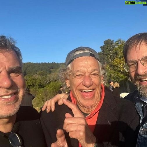 Antonio Villeroy - 231 Likes - Ayrton dos Anjos, querido amigo, com essa linda energia, um dos maiores produtores de disco do Brasil, com mais de 500 álbuns, responsável pelo começo da carreira de Elis Regina, que lhe deu o apelido de Patinete, porque deslizava no salão quando dançavam.
Realizamos muitas coisas, as mais importantes foram os 2 discos do Projeto Juntos, com @bebeto.alves , @gelson_oliveira_oficial e @nelsoncoelhodecastro (1998 e 2001) , e uma turnê pela Europa, com esse projeto em 2002.
Também produzimos um disco chamado Gaúchos em Sanary, que saiu pelo meu selo, PIC Music, com artistas do RS que participaram daquele festival nas edições de 1998 e 1999.
Ayrton estava sempre inventando coisas, reunindo artistas, foi uma pessoa importantíssima para a cultura brasileira, especialmente o que foi realizado no Sul do Brasil desde os anos 1960.
Era um amigo fiel. E divertidíssimo. Uma festa com Patinete era certeza de uma casa cheia de alegria.
Eu o chamava de Tio Patinas.
Ontem por volta das 13:00 (em Portugal), senti uma tristeza inexplicável. Tio Patinas estava embarcando para uma viagem galática. Foi partilhar sua alegria em outras esferas.
Não choro mais a perda de meus amigos. Já desidratei. Fica uma enorme saudade. Mas também uma gigantesca gratidão e a certeza de que Ayrton cumpriu suas missões aqui.
A primeira e a terceira fotos são de @chicomarshall que aparece na 3ª. A segunda é de @catafestoalmanegra , para o álbum Povoado das Águas do projeto Juntos.