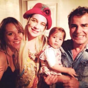 Antonio Villeroy Instagram - #tbt #tbt❤️ de hoje é de 2015, com @pamelabitencourt_terapeuta , Luísa, bem pecurrucha e a amiga Luana Piovani, @luapio , depois de uma apresentação de sua peça Mania de Explicação, no Theatro São Pedro, de Porto Alegre.

Luana, nas últimas semanas manifestou-se de forma contundente sobre duas importantes questões que estão na ordem do dia no Brasil.

Primeiro foi a questão da privatização das praias. Sua polêmica com Neymar nas redes sociais fez com que o Congresso tirasse o regime de urgência para a votação do tema.

A outra foi sobre a criminalização com penas de até 20 anos para as mulheres que fizerem aborto até mesmo quando forem vítimas de estupro, ou seja, uma pena bem maior que a do próprio estuprador. O que também é um estímulo aos pedófilos.

Esses falsos-moralistas, falsos cristãos do congresso, boa parte deles pessoas perversas e pervertidas, por baixo dos panos agem de uma forma, e mostram-se, publicamente, de outra maneira, para engambelar seus eleitores mal informados.

Nem sempre concordo com as posições de Luana, como de muitas outras pessoas. Muitas vezes também reflito sobre as minhas e mudo de ponto de vista se reconhecer que estava errado ou se me faltavam dados para avaliar a situação.

Mas é bom quando concordamos, principalmente em questões fundamentais como essas que apontei acima.