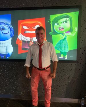 Antonio Villeroy Instagram - Ontem, fomos assistir ao filme Divertidamente 2.

E fomos à caráter pra fazer valer no título .
