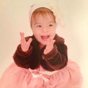 Antonio Villeroy Instagram - Hoje é o dia dela. Luísa completa mais uma volta ao redor do sol. Há 11 anos, cortei o cordão umbilical e lhe dei o primeiro banho. E ela passou a nos dar muitas alegrias.

Muito inteligente, com argumentos bem construídos, também se revelou muito responsável e organizada. Sabe bem o que quer e revelou-se uma grande artista.

Algumas de suas pinturas e painéis de colagens, feitos aos 3 anos, foram utilizados em projeções áudio visuais de um importante movimento intelectual de Porto Alegre. 

Uma pintura sua, da mesma época, é até hoje utilizada como ilustração do grupo ProsperArte.

Mas é com a música que ela tem obtido maior destaque. Cantora e compositora, Luísa começou sua carreira nos palcos fazendo participações nos meus shows.

E sua canção Meu Taratatá ganhou uma gravação super profissional, com vídeo clipe bem visualizado no seu canal de YouTube.

Hoje também é o dia em que Luísa avança para o seu segundo ciclo de estudos, passando para a 5ª série.

Adaptou-se perfeitamente à vida em Portugal. E sempre foi a maior entusiasta da família sobre essa mudança.

Quando perguntam para ela quando lançará sua próxima música, ela responde que não tem pressa, que quer usar seu tempo para estudar e brincar.

Isso também é um sinal de sabedoria.
Se entrasse para essa roda viva do showbiz, não aproveitaria tão bem a sua infância.

Viva Luísa!!!
Parabéns, minha filha amada!