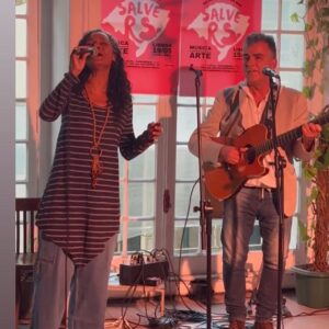 Antonio Villeroy Instagram - A Música Une! A Arte Salva! Juntos Somos Mais!

No domingo passado, durante 7 horas, vários artistas, artesãos, cozinheiros e outros profissionais, se reuniram em Lisboa em prol das vítimas das enchentes do RS.

Nesse carrossel, temos alguns momentos desse grande ato de solidariedade em que a música foi o fator aglutinador.

1. @couplecoffeeduo sob o olhar atento e admirado de Antonella, que, com 6 anos de idade, já percebe as qualidades da arte e os propósitos de estarmos unidos.
2. @edusantos que apresentou os artistas, como sempre fez em seus programas de rádio, e capitaneou essa produção a qual tive a honra de participar junto com o @samambaia.bar .
3. Paula Morelembaum @berimbaum e @fredmartinsmusic que desfiaram com maestria lindos clássicos da música brasileira.@
4. @carlavisi a quem tive o prazer de acompanhar no calor da hora, e fez galera dançar, como se estivéssemos em uma festa no Pelô..
5. @zerenatooficial que emocionou cantando suas canções e ainda puxou Felicidade do Lupicinio Rodrigues.
6. @bernardolobo.music e @taisreganelli , que fizeram marcantes apresentações solo, e também nos brindaram com um belo dueto.
7. @barbararodrix com sua imensa sensibilidade, suas canções de caminhos novos e inspiradores.
8. @jhondouglas que encantou e divertiu com suas músicas originais e letras com humor sutil.
9. @erika_machado que trouxe os ares de Minas, com graça, talento e uma voz de pura leveza.
10. A programação do evento, que ainda contou com os grandes talentos de @inesbispo99 , @jeankartabil , Radio Axé (Live PA), @bemqueremusic e @jessicasoveraldj na discotecagem.

Todos os artistas atuaram sem receber cachê. 

Durante as sete horas de evento circularam pelo Samambaia cerca de 500 pessoas, que fizeram doações diretas para entidades que estão na linha de frente, no RS prestando ajuda humanitária para as pessoas impactadas pela tragédia.

O lucro do @samambaia.bar , assim como dos feirantes foram todos destinados para as entudades, através de pix, PayPall e transferência direta por código seift e Iban.

Seguiremos com outras ações e doações.