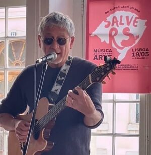 Antonio Villeroy Instagram - A Música Une! A Arte Salva! Juntos Somos Mais!

No domingo passado, durante 7 horas, vários artistas, artesãos, cozinheiros e outros profissionais, se reuniram em Lisboa em prol das vítimas das enchentes do RS.

Nesse carrossel, temos alguns momentos desse grande ato de solidariedade em que a música foi o fator aglutinador.

1. @couplecoffeeduo sob o olhar atento e admirado de Antonella, que, com 6 anos de idade, já percebe as qualidades da arte e os propósitos de estarmos unidos.
2. @edusantos que apresentou os artistas, como sempre fez em seus programas de rádio, e capitaneou essa produção a qual tive a honra de participar junto com o @samambaia.bar .
3. Paula Morelembaum @berimbaum e @fredmartinsmusic que desfiaram com maestria lindos clássicos da música brasileira.@
4. @carlavisi a quem tive o prazer de acompanhar no calor da hora, e fez galera dançar, como se estivéssemos em uma festa no Pelô..
5. @zerenatooficial que emocionou cantando suas canções e ainda puxou Felicidade do Lupicinio Rodrigues.
6. @bernardolobo.music e @taisreganelli , que fizeram marcantes apresentações solo, e também nos brindaram com um belo dueto.
7. @barbararodrix com sua imensa sensibilidade, suas canções de caminhos novos e inspiradores.
8. @jhondouglas que encantou e divertiu com suas músicas originais e letras com humor sutil.
9. @erika_machado que trouxe os ares de Minas, com graça, talento e uma voz de pura leveza.
10. A programação do evento, que ainda contou com os grandes talentos de @inesbispo99 , @jeankartabil , Radio Axé (Live PA), @bemqueremusic e @jessicasoveraldj na discotecagem.

Todos os artistas atuaram sem receber cachê. 

Durante as sete horas de evento circularam pelo Samambaia cerca de 500 pessoas, que fizeram doações diretas para entidades que estão na linha de frente, no RS prestando ajuda humanitária para as pessoas impactadas pela tragédia.

O lucro do @samambaia.bar , assim como dos feirantes foram todos destinados para as entudades, através de pix, PayPall e transferência direta por código seift e Iban.

Seguiremos com outras ações e doações.