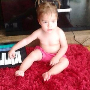 Antonio Villeroy Instagram - Hoje é o dia dela. Luísa completa mais uma volta ao redor do sol. Há 11 anos, cortei o cordão umbilical e lhe dei o primeiro banho. E ela passou a nos dar muitas alegrias.

Muito inteligente, com argumentos bem construídos, também se revelou muito responsável e organizada. Sabe bem o que quer e revelou-se uma grande artista.

Algumas de suas pinturas e painéis de colagens, feitos aos 3 anos, foram utilizados em projeções áudio visuais de um importante movimento intelectual de Porto Alegre. 

Uma pintura sua, da mesma época, é até hoje utilizada como ilustração do grupo ProsperArte.

Mas é com a música que ela tem obtido maior destaque. Cantora e compositora, Luísa começou sua carreira nos palcos fazendo participações nos meus shows.

E sua canção Meu Taratatá ganhou uma gravação super profissional, com vídeo clipe bem visualizado no seu canal de YouTube.

Hoje também é o dia em que Luísa avança para o seu segundo ciclo de estudos, passando para a 5ª série.

Adaptou-se perfeitamente à vida em Portugal. E sempre foi a maior entusiasta da família sobre essa mudança.

Quando perguntam para ela quando lançará sua próxima música, ela responde que não tem pressa, que quer usar seu tempo para estudar e brincar.

Isso também é um sinal de sabedoria.
Se entrasse para essa roda viva do showbiz, não aproveitaria tão bem a sua infância.

Viva Luísa!!!
Parabéns, minha filha amada!