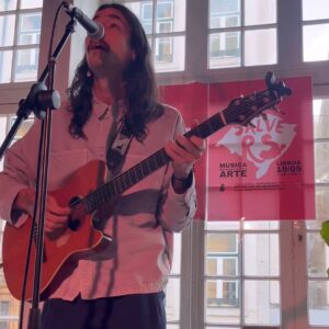 Antonio Villeroy Instagram - A Música Une! A Arte Salva! Juntos Somos Mais!

No domingo passado, durante 7 horas, vários artistas, artesãos, cozinheiros e outros profissionais, se reuniram em Lisboa em prol das vítimas das enchentes do RS.

Nesse carrossel, temos alguns momentos desse grande ato de solidariedade em que a música foi o fator aglutinador.

1. @couplecoffeeduo sob o olhar atento e admirado de Antonella, que, com 6 anos de idade, já percebe as qualidades da arte e os propósitos de estarmos unidos.
2. @edusantos que apresentou os artistas, como sempre fez em seus programas de rádio, e capitaneou essa produção a qual tive a honra de participar junto com o @samambaia.bar .
3. Paula Morelembaum @berimbaum e @fredmartinsmusic que desfiaram com maestria lindos clássicos da música brasileira.@
4. @carlavisi a quem tive o prazer de acompanhar no calor da hora, e fez galera dançar, como se estivéssemos em uma festa no Pelô..
5. @zerenatooficial que emocionou cantando suas canções e ainda puxou Felicidade do Lupicinio Rodrigues.
6. @bernardolobo.music e @taisreganelli , que fizeram marcantes apresentações solo, e também nos brindaram com um belo dueto.
7. @barbararodrix com sua imensa sensibilidade, suas canções de caminhos novos e inspiradores.
8. @jhondouglas que encantou e divertiu com suas músicas originais e letras com humor sutil.
9. @erika_machado que trouxe os ares de Minas, com graça, talento e uma voz de pura leveza.
10. A programação do evento, que ainda contou com os grandes talentos de @inesbispo99 , @jeankartabil , Radio Axé (Live PA), @bemqueremusic e @jessicasoveraldj na discotecagem.

Todos os artistas atuaram sem receber cachê. 

Durante as sete horas de evento circularam pelo Samambaia cerca de 500 pessoas, que fizeram doações diretas para entidades que estão na linha de frente, no RS prestando ajuda humanitária para as pessoas impactadas pela tragédia.

O lucro do @samambaia.bar , assim como dos feirantes foram todos destinados para as entudades, através de pix, PayPall e transferência direta por código seift e Iban.

Seguiremos com outras ações e doações.