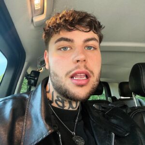 Anubis Finch Instagram - to do list:
take selfies in the Uber to the studio ☑️
sweat my melons off all day ☑️
see @sza tomorrow… 

EEEEEEK 🌞 so excited for #SOStour tomorrow, who am I gonna see there??