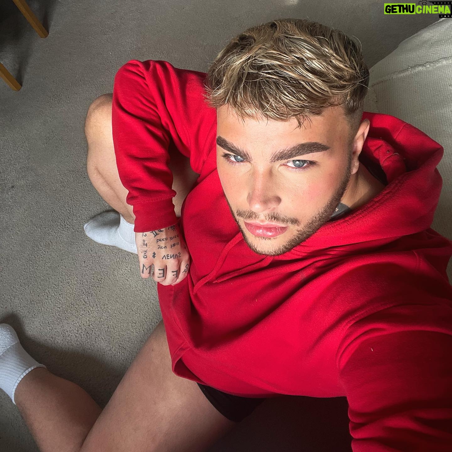 Anubis Finch - 5.2K Likes - blonde ruveal