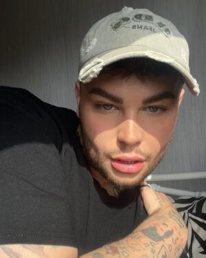 Anubis Finch Instagram - workin out, sleepin in, takin vitaminsss 🌞