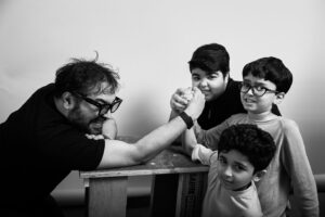 Anurag Kashyap Instagram - Sab log ab mujhe villain villain bolne lage hain , mujhse darne ki acting karte hain, lekin pata hai mujhse bhi bada khatarnak villain kaun se , jinse main wakai darta hoon , acting nahin karta , miliye in khoonkhaar minions se . Ye kaun hain , jaldi batata hoon . 📸 @wankhede_shreya