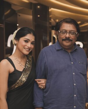 Anusha Viswanathan Instagram - About last night. 🥰
From the special screening of Hemanter Aparanha directed by @ashokeviswanathan ! ❤️
Releasing tomorrow in theatres near you. Please go watch it. 🩷
.
.
.
I’m sorry for not tagging the photographers. But there are multiple in this post, but sending you all my thanks for these wonderful pictures. ❤️
.
.
.
Hair and Make up : @brushofpritam , @sujitdas466 🩵
.
.
.
#saree #blacksaree #bengali #love #premierenight #specialscreening #actor #hemanteraparanha #fashion #mood #film #blackismyhappycolor #hope #bengaligirl #sareenotsorry #aesthetic #kohleyes #kajal #lifestyleblogger #fashionblogger #instablogger