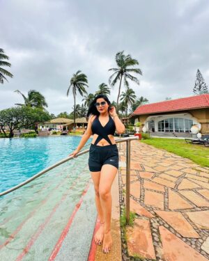 Anushka Srivastava Instagram - Dive into my eyes and swim in endless skies 👁️🏊♀️❤️

#ootd #instagram #viral #attitude #funtimes #goa #swimming #anushkasrivastava