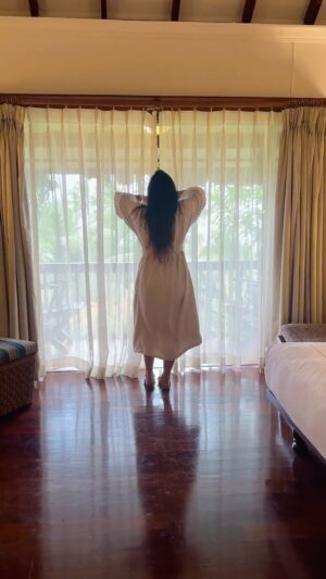 Anushka Srivastava Instagram - Ek dilruba hai ❤️😍😘 ……..kis kis ko ye song acha lagta h ❤️ mera to fav h 🤫