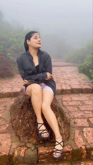 Anushka Srivastava Instagram - Samagh lena 🌧️ me main hu❤️❤️❤️❤️