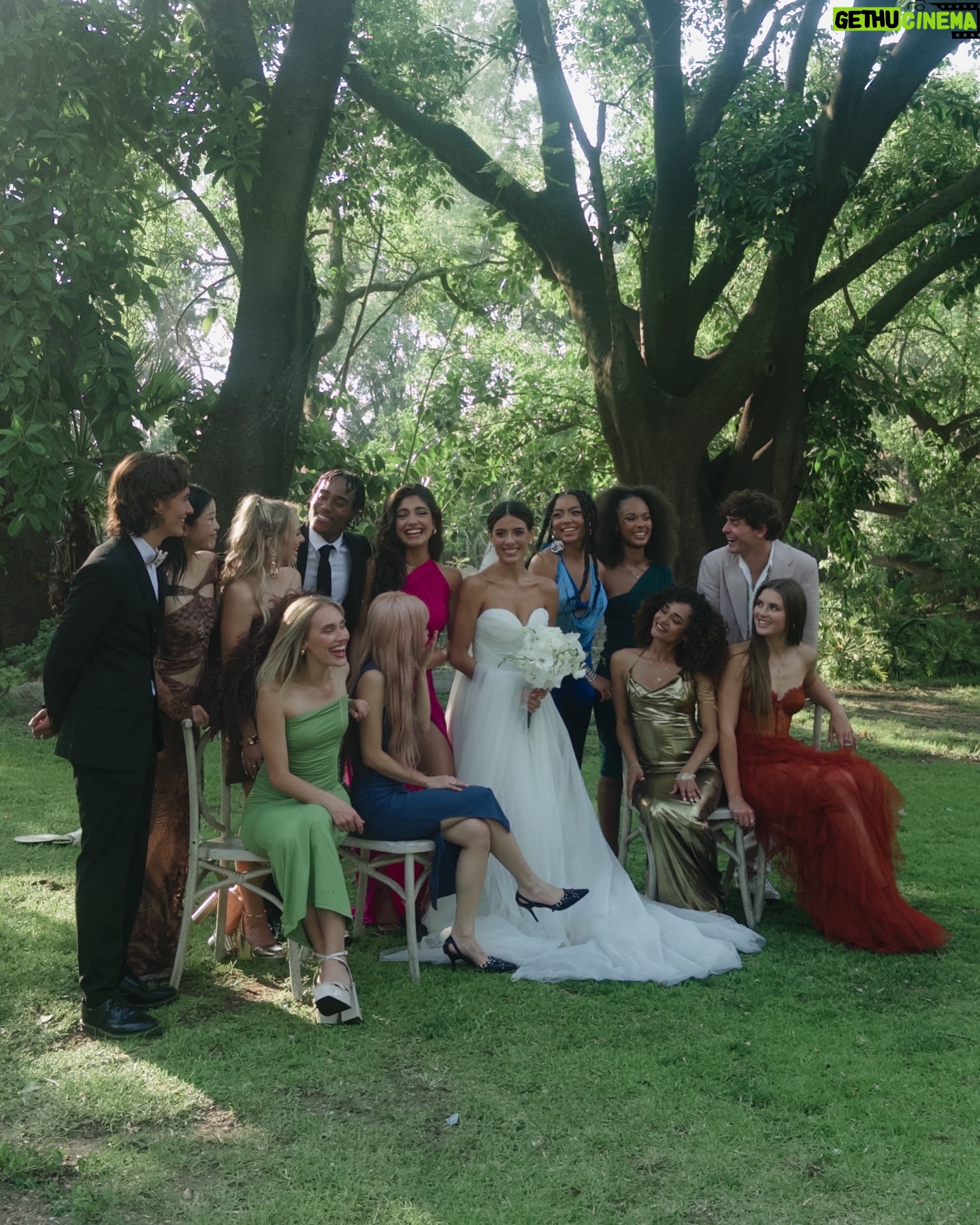 Any Gabrielly - 420.9K Likes - What a gift it is to see friends making their dreams come true 🥹 @sabinahidalgo you were the most beautiful bride and my heart is overflowing. Viva el amor!!! 🤍
Also, @nowunited reunited babyyyy!!! ✨✨✨