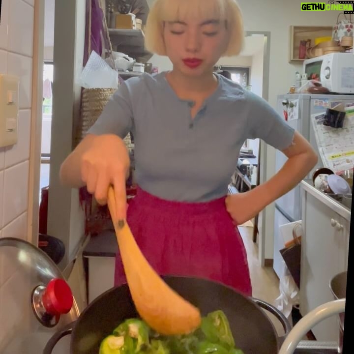 Aoi Yamada - 7.7K Likes - 松屋銀座さんでもうすぐ開催される
「銀座・手仕事直売所」🍳
作家さんの調理器具やお弁当箱は使う度に馴染んでいく、
対話している感じ、楽しいです。
大久保さん @koutarou_ohkubo の木べらは
キッチンにあるだけでほっこりするし、とっても使いやすい。
私が普段着で着ているヂェン先生のお洋服も店舗に並ぶみたい🥺
いろんな色があるから見ていてわくわくします。
直接作家さんのお話も聞いてみたい、開催がたのしみです。
先日、料理家の寺本りえこさんと
お弁当を沢山作りながらお話しました🍱
対談コラムは8/21公開です。
「銀座・手仕事直売所」
【会期】9月10日(火)―9月16日(祝・月)(最終日17:00閉場)
●初日9月10日(火)は松屋のカード各種会員様限定ご入場DAY
【会場】松屋銀座8階イベントスクエア・7階特別室
全国の作家や職人、デザイナーたちによる手仕事が、今年も銀座に大集合。
作り手やものと出会える1週間を、ぜひお楽しみください。
(スペシャルサポーター)
アオイヤマダ/寺本りえ子/下條ユリ/藤井志織
#松屋銀座 #松屋 #銀座手仕事直売所
#銀座手仕事直売所2024