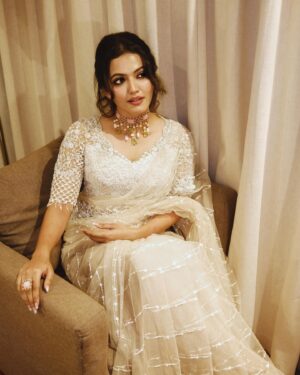 Aparna Das Instagram - Glammed up and feeling like a ⭐️ for #FILMFARE

Outfit : @t.and.msignature 
Jewellery : @m.o.dsignature
