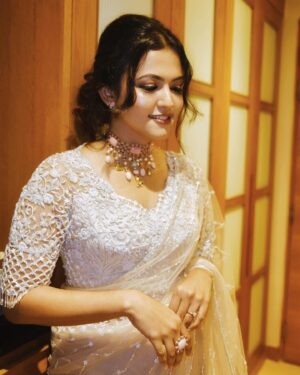 Aparna Das Instagram - Glammed up and feeling like a ⭐️ for #FILMFARE

Outfit : @t.and.msignature 
Jewellery : @m.o.dsignature