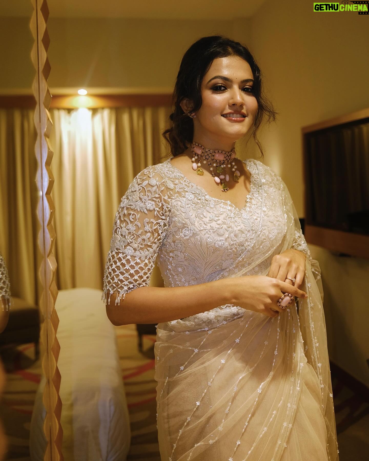 Aparna Das - 368.8K Likes - Glammed up and feeling like a ⭐️ for #FILMFARE
Outfit : @t.and.msignature
Jewellery : @m.o.dsignature