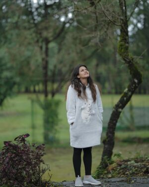 Aparna Das Instagram - If you go, I’ll stay
You come back, I’ll be right here
Like a barge at sea
In the storm, I stay clear 🎶

📸 @ajil_kuttikatt