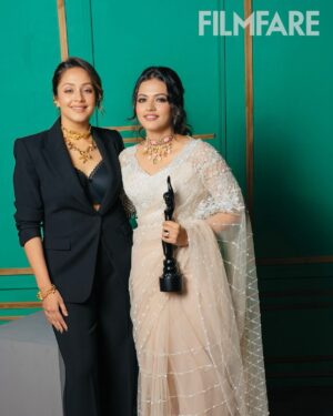 Aparna Das Instagram - My heart is full ☺️ winning an award on the same stage where she won is like a dream ✨
@jyotika love you ♥️