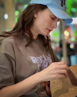 Apasiri Nitibhon Instagram - ต้องเจอกันทุกอาทิตย์คิดถึง🫰♥️💯
พี่ถ่ายให้ กระเป๋าใหญ่ใส่สารพัด แล้วหาเก่งงงง🙄🤪🤣📱👓
#rpasirifamily 
#พี่อ่ำเป็นพี่ชายๆๆๆจ้ะ😆👧🏻👨🏻 
#พี่อั๋นพี่คนโตเป็นโปรจ้ะ😁