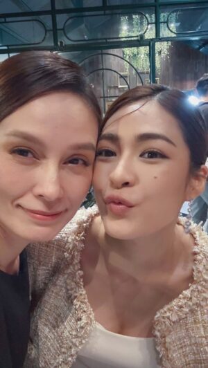 Apasiri Nitibhon Instagram - เป็นคนชอบถ่ายเบื้องหลัง เก็บmoment ของแต่ละงานที่ทำไว้เป็นความทรงจำดีดี กว่าจะออกมาแต่ละซีน..ไม่ง่ายเลยค่ะ😊ถึงจะนอนก็เถอะ..ไม่ได้หลับนะ🤭😄
เป็นคนกินง่ายๆเลยชอบกินไข่ต้ม มาเจอหลิงก็กินเหมือนกันก็เลยมอบตำแหน่งเจ้าหญิงแห่งวงการไข่ต้มให้ลูก ลูกก็เลยตั้งฉายาใหม่ให้หม่ามี้เป็น Queen ofไข่ต้ม🥚🤭เหนือชั้นขึ้นอีกเรา🤭
#ใจซ่อนรัก #thesecretofus 
#งานอาภา #เบื้องหลังบายอาภา😊