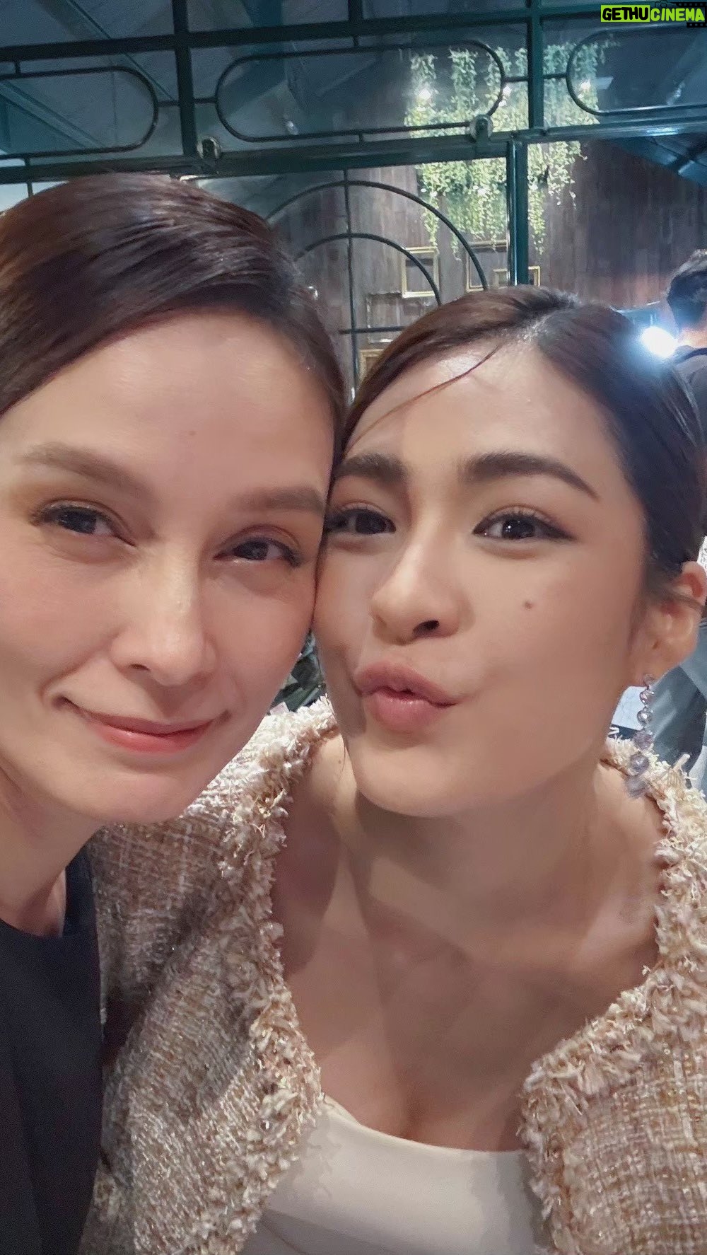 Apasiri Nitibhon - 57.1K Likes - เป็นคนชอบถ่ายเบื้องหลัง เก็บmoment ของแต่ละงานที่ทำไว้เป็นความทรงจำดีดี กว่าจะออกมาแต่ละซีน..ไม่ง่ายเลยค่ะ😊ถึงจะนอนก็เถอะ..ไม่ได้หลับนะ🤭😄
เป็นคนกินง่ายๆเลยชอบกินไข่ต้ม มาเจอหลิงก็กินเหมือนกันก็เลยมอบตำแหน่งเจ้าหญิงแห่งวงการไข่ต้มให้ลูก ลูกก็เลยตั้งฉายาใหม่ให้หม่ามี้เป็น Queen ofไข่ต้ม🥚🤭เหนือชั้นขึ้นอีกเรา🤭
#ใจซ่อนรัก #thesecretofus
#งานอาภา #เบื้องหลังบายอาภา😊