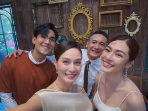 Apasiri Nitibhon Instagram - ขอบคุณคุณดิว พี่นาย ที่ไว้วางใจชวนให้มาเป็นคุณรัศมีหนึ่งในครอบครัว ฐานานุศักดิ์ ที่อบอุ่นนะคะ😊ท้าทายทั้งบทบาทในการแสดง และท้าทายระบบรอบทิศทางสุดๆ😅 สนุกมากๆค่ะ ขอบคุณนักแสดงที่น่ารักทุกท่านและทุกภาคส่วนที่เกี่ยวข้องกับซีรี่ส์เรื่องนี้ ขอบคุณผู้ชมทุกท่านที่สนุกกับการหลบหนีของคุณรัศมี เชื่อว่าสุดท้ายจะกลับมารักและเข้าใจนาง😊เพราะทุกคนต้องใช้เวลาในการเรียนรู้และยอมรับกับทุกๆเรื่องราวของชีวิต🫰และอย่างที่เคยบอกว่าซีรี่ย์จบทุกคนจะรักเด็กน้อยทั้งสองคนนี้มากขึ้นเป็น 100 เท่า 💯♥️ซึ่งตอนนี้น่าจะพันเท่าแล้ว😊🫶🏻
#ใจซ่อนรัก  #thesecretofus 
#rpaselfie #งานอาภา