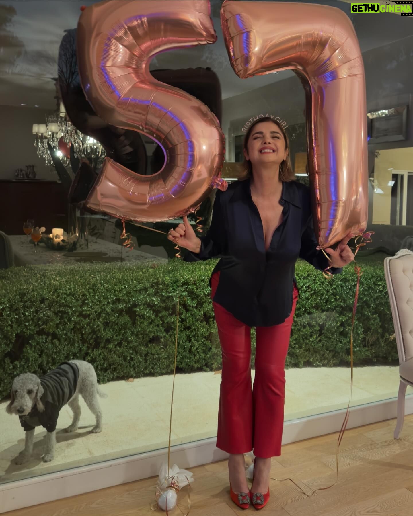 Araceli González - 102.3K Likes - Feliz y merecido cumpleaños para mi! Con mis amores ! 🎉🌸. Mi deseo no es deseo! Es un gracias a mi vida hoy! Mi elección hoy! Mi amor hoy! Gracias soy muy afortunada y quiero agradecer ❤️